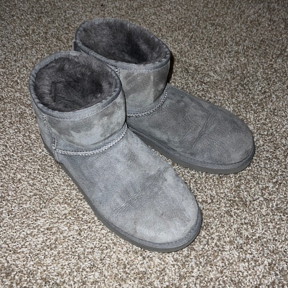 Grey uggs - Picture 2 of 4